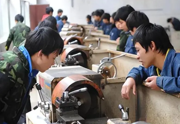 技巧训练等而现代生计教育则强调将专业学习与职业开展深度交融 技巧训练等而现代生计教育则强调将专业学习与职业开展深度交融