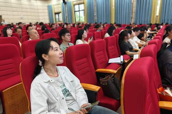 教师们则在专属课堂上快速把握从备课技巧到班级办理的实战秘