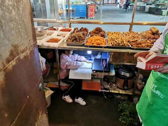 卤味铺案板下上网课的7岁女孩：在市场长大人缘很好，梦想当医生