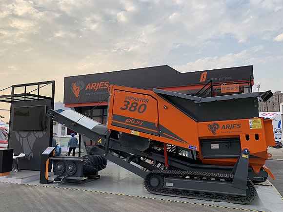 探秘进博会装备展：与最灵巧机械手玩包剪锤！