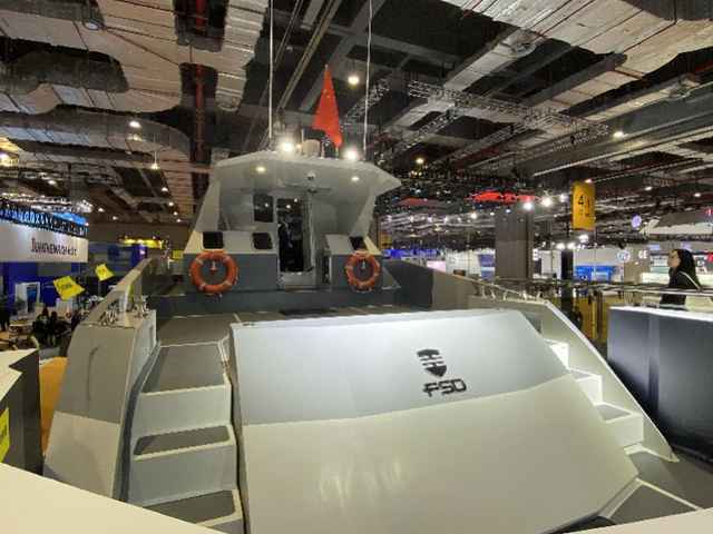 探秘进博会装备展：与最灵巧机械手玩包剪锤！