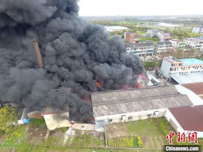  浙江嘉兴一纺织厂发生大火 消防出动100多人赴现场救援