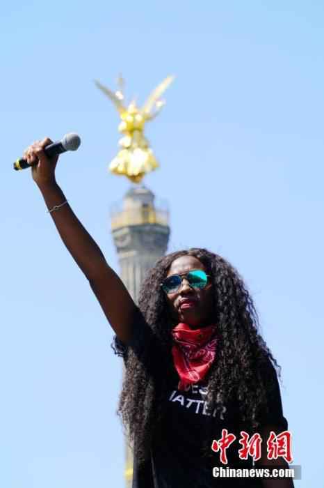 德国柏林再现反种族主义示威